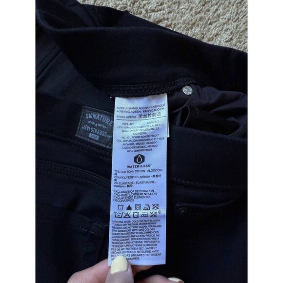 Signature Gold Levi Strauss Totally Shaping Pull On Skinny Black Womens 14 Short - Picture 8 of 11